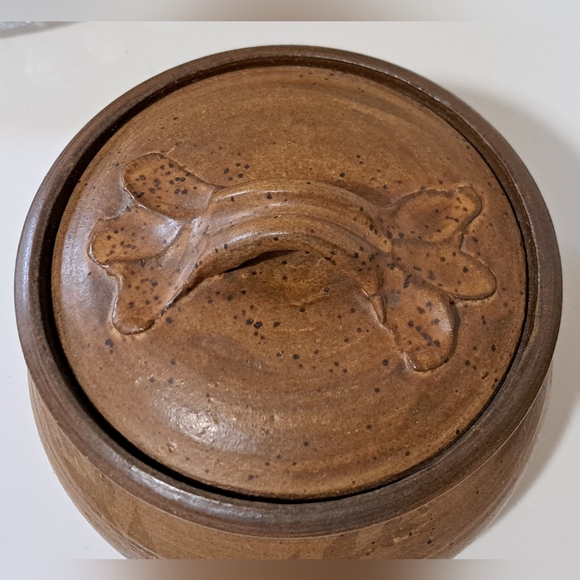 Vintage Stoneware Pottery Covered Dish Signed - Picture 6 of 10